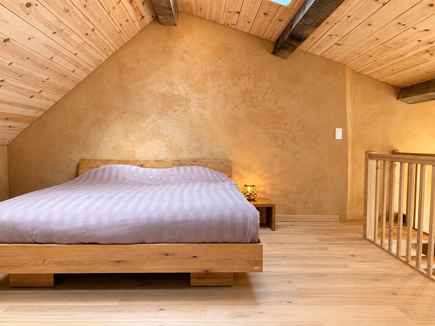 Chambre en mezzanine du Fenil sous la toiture en bois