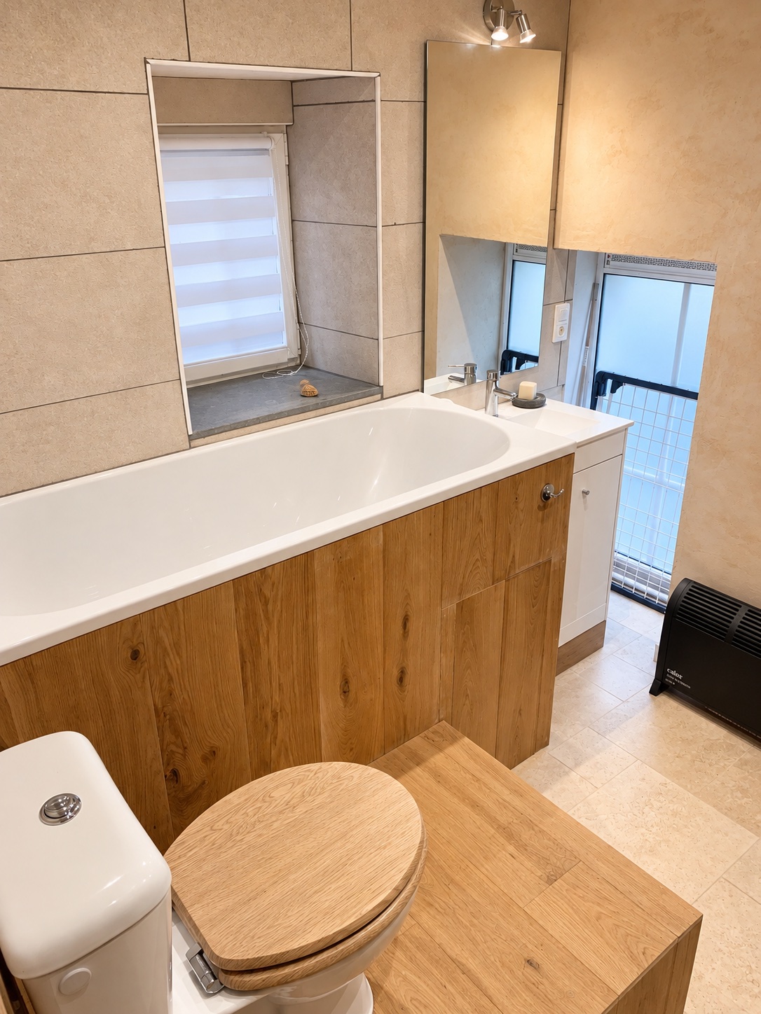 Salle de douche du gîte sous toiture